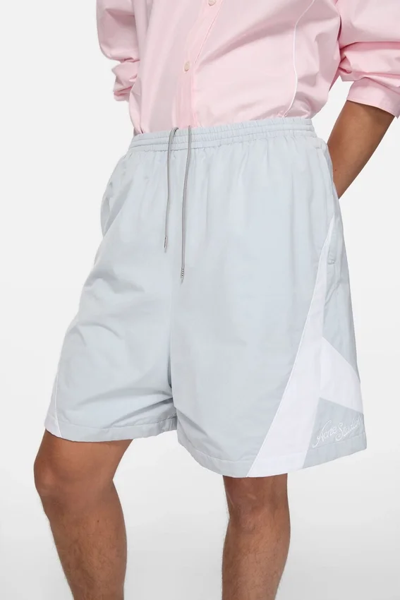Avslappnade tekniska shorts