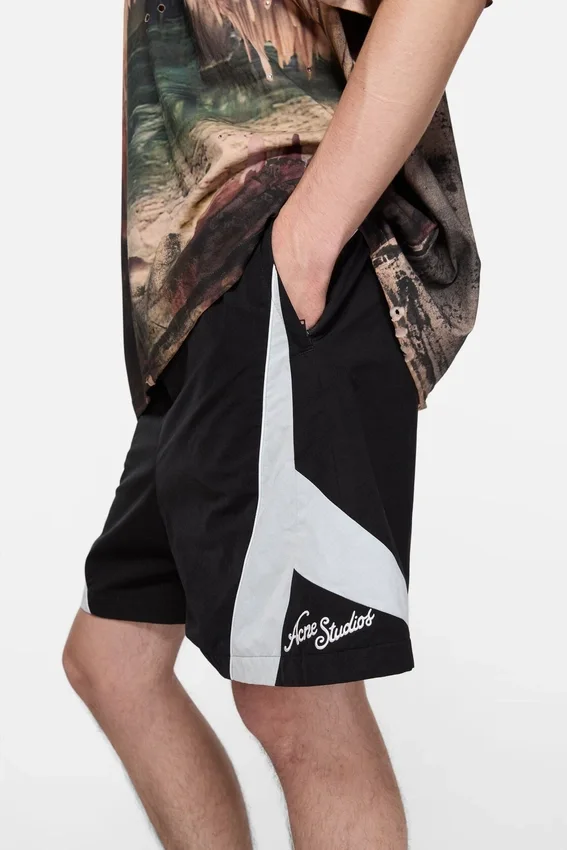Avslappnade tekniska shorts