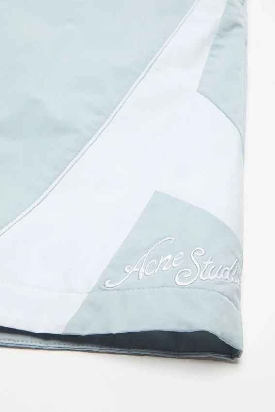 Avslappnade tekniska shorts