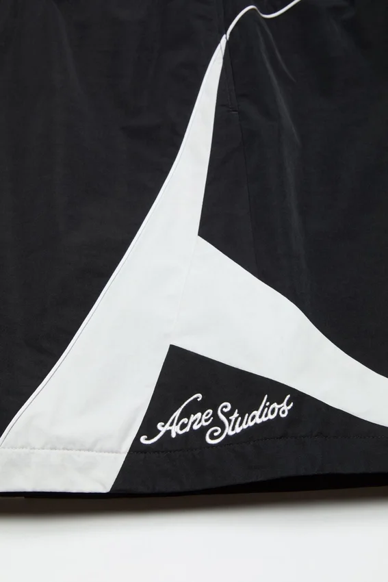 Avslappnade tekniska shorts