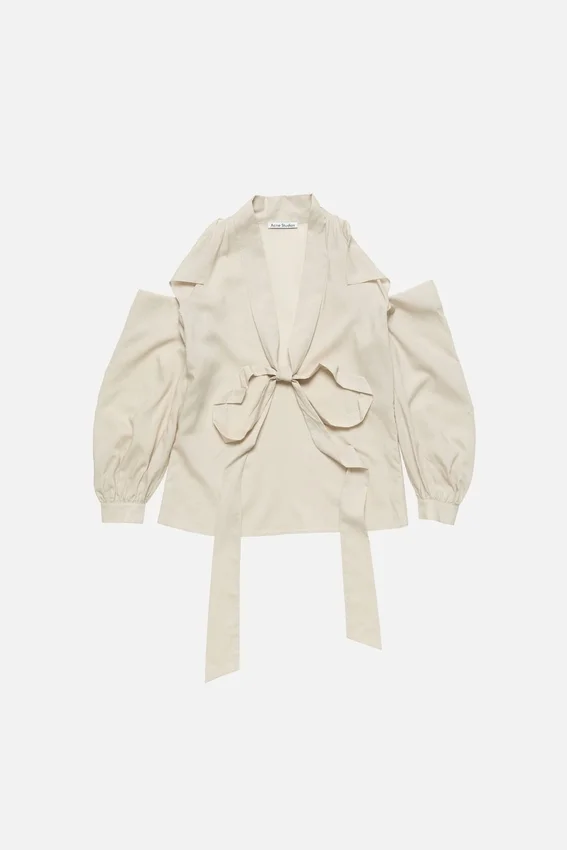 Blus med utskärningar och rosett