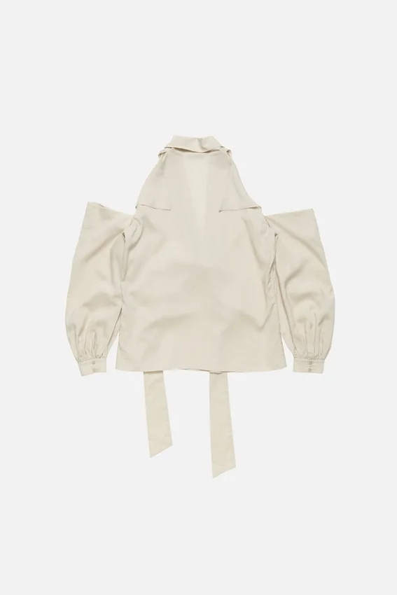 Blus med utskärningar och rosett