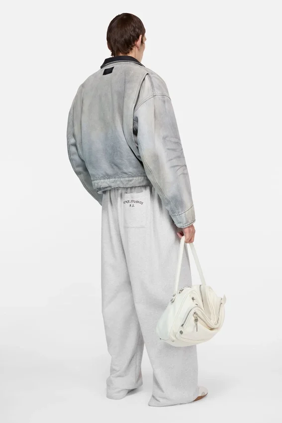 Bomberjacka i blekt denim