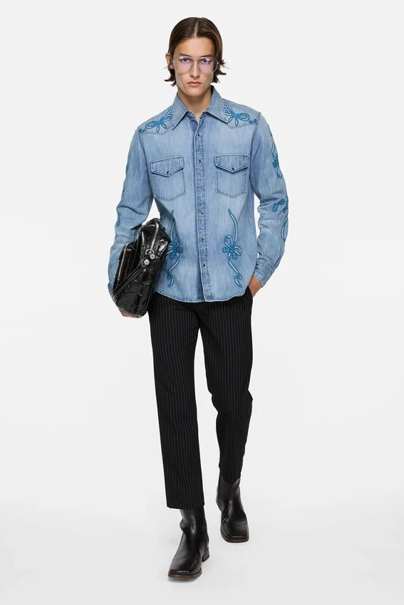 Broderad denimskjorta