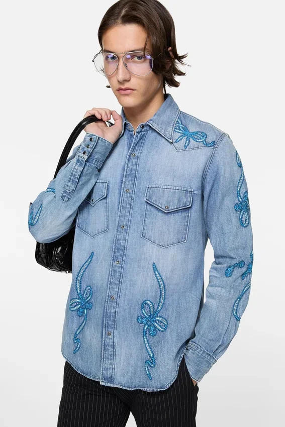 Broderad denimskjorta
