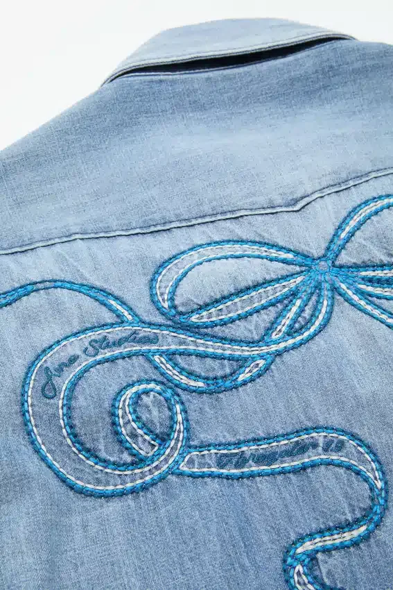 Broderad denimskjorta