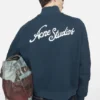Broderad logotyp på kofta med dragkedja