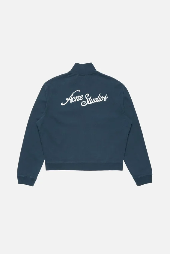 Broderad logotyp på kofta med dragkedja