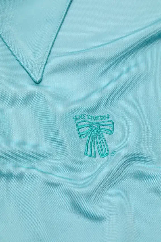 Broderad rosettlogotyp, knäppning