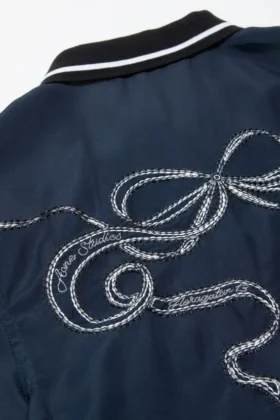 Broderad skjorta med knappar