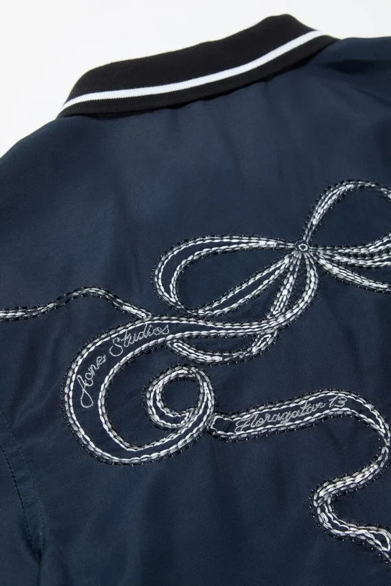 Broderad skjorta med knappar
