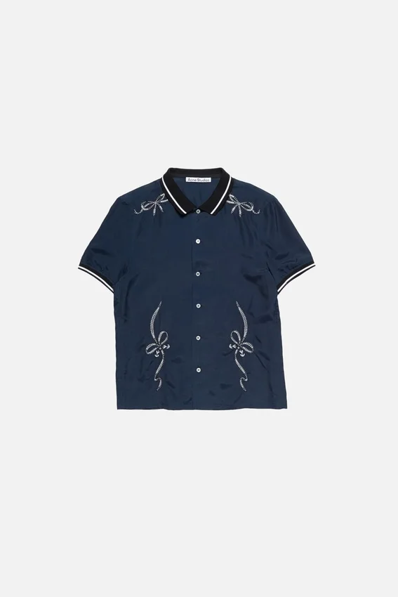 Broderad skjorta med knappar