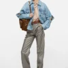 Denimjacka i slitna look