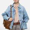 Denimjacka i slitna look