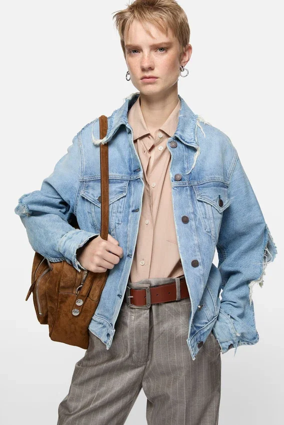 Denimjacka i slitna look