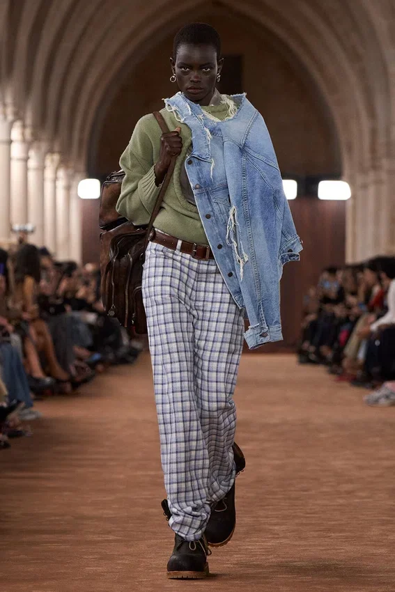 Denimjacka i slitna look