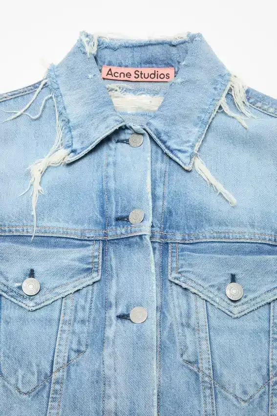 Denimjacka i slitna look