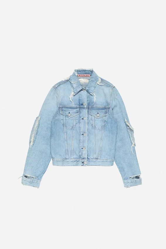 Denimjacka i slitna look