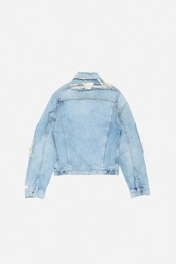Denimjacka i slitna look