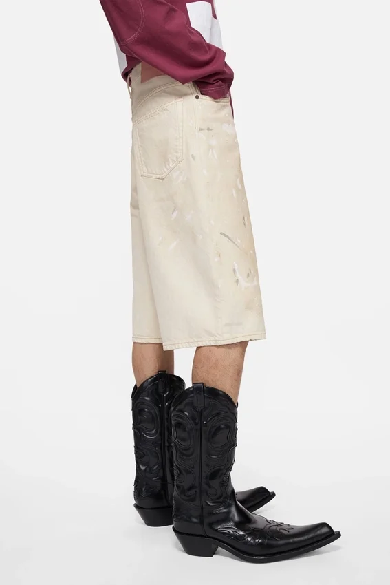 Denimshorts med färgfläckar