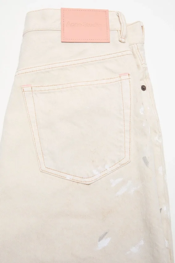 Denimshorts med färgfläckar