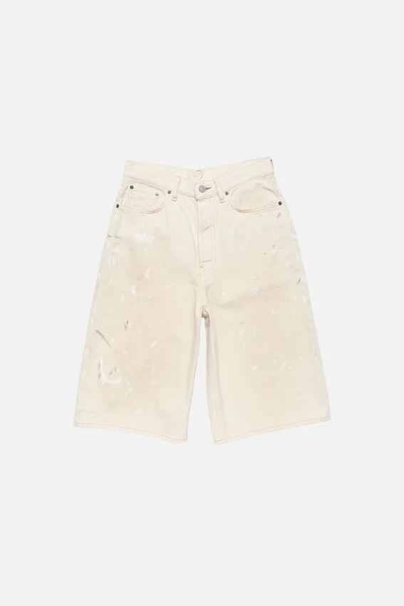 Denimshorts med färgfläckar