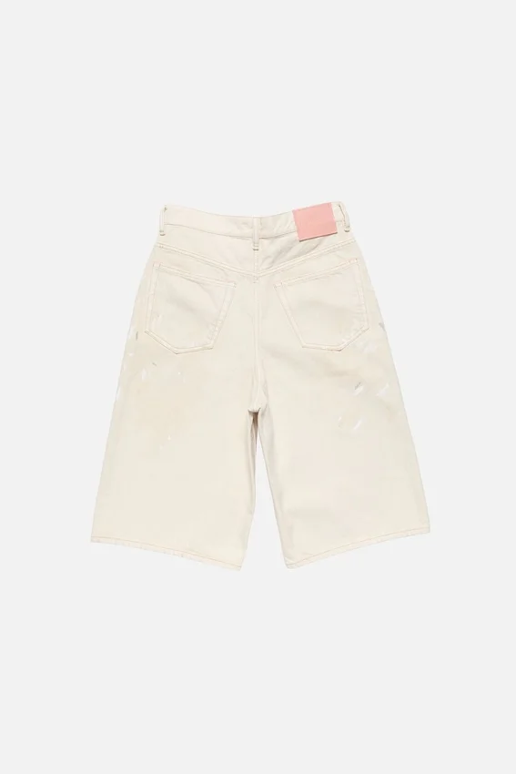 Denimshorts med färgfläckar