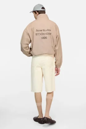 Denimshorts med slitna detaljer