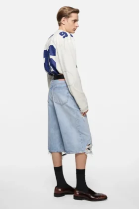 Denimshorts med slitna detaljer