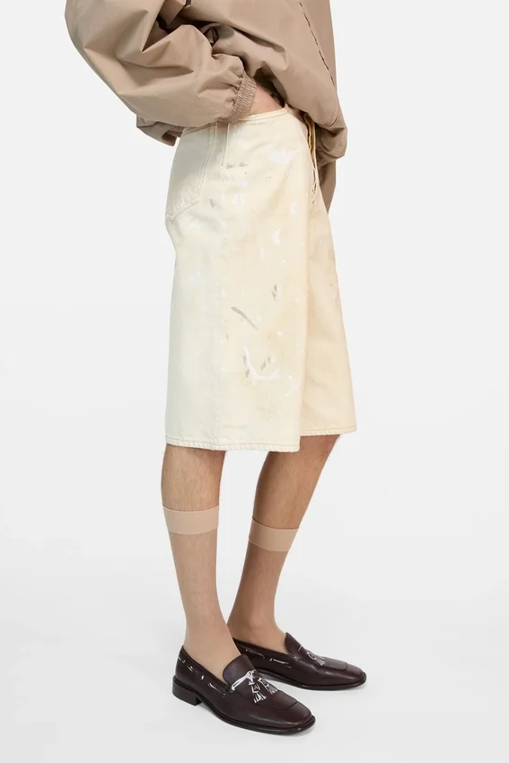 Denimshorts med slitna detaljer