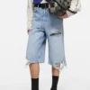 Denimshorts med slitna detaljer