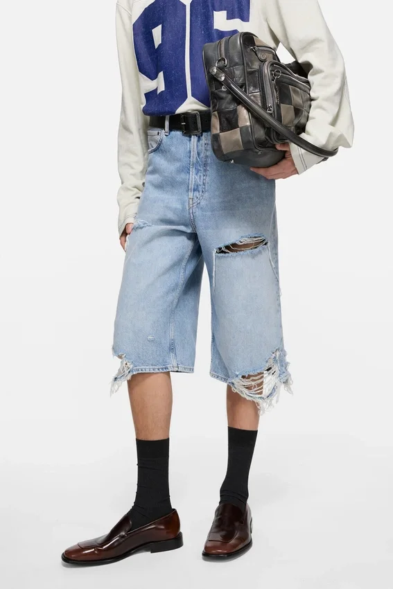 Denimshorts med slitna detaljer