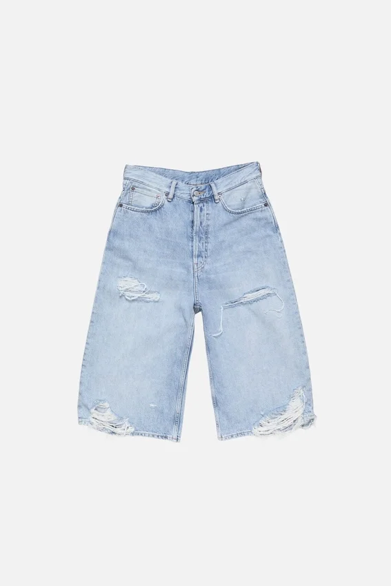Denimshorts med slitna detaljer