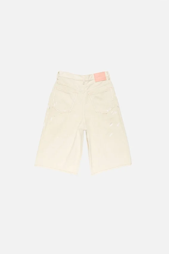Denimshorts med slitna detaljer