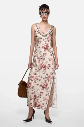 Draperad klänning med blommönster