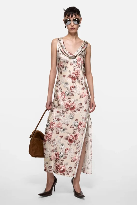 Draperad klänning med blommönster
