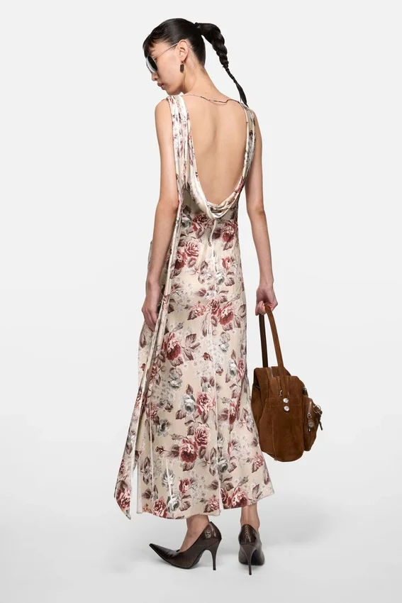 Draperad klänning med blommönster