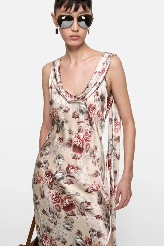 Draperad klänning med blommönster