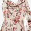 Draperad klänning med blommönster