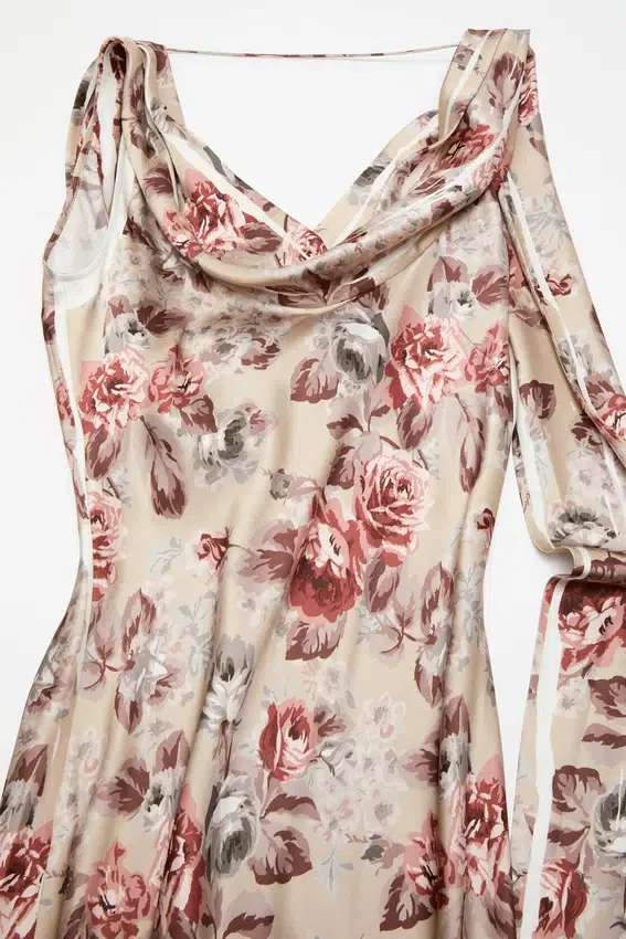 Draperad klänning med blommönster