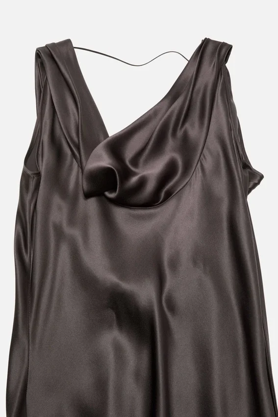 Draperad satinklänning
