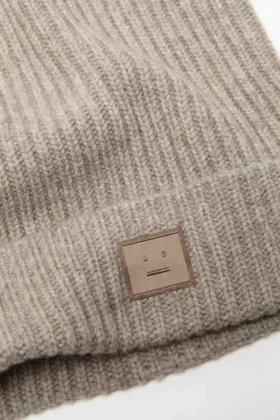 Fyrkantig mössa med logotyp