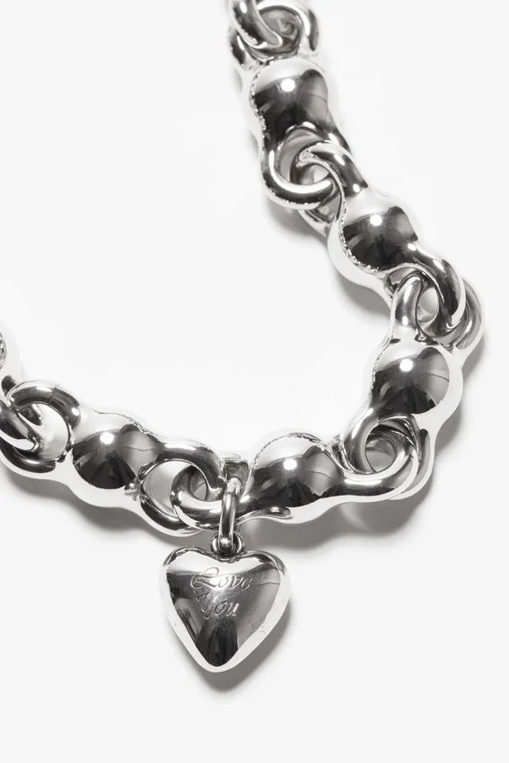 Halsband med hjärtberlock