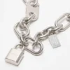Halsband med logotyp-hänglås