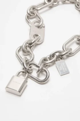 Halsband med logotyp-hänglås