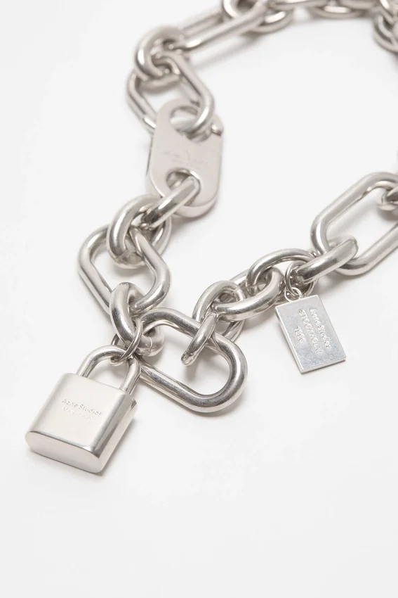 Halsband med logotyp-hänglås