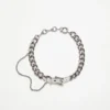 Halsband med spänne och kedja