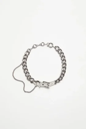 Halsband med spänne och kedja