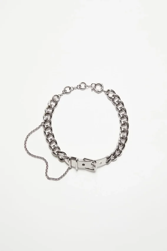 Halsband med spänne och kedja