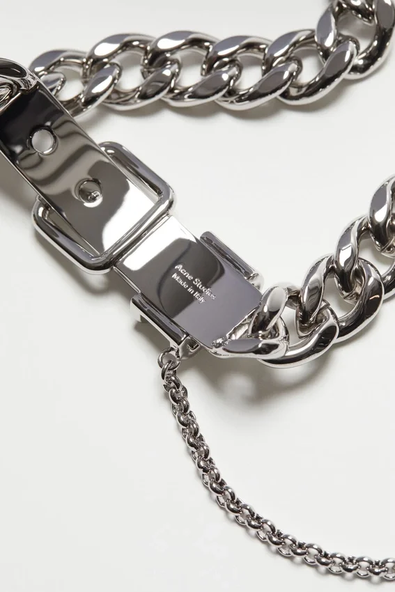 Halsband med spänne och kedja